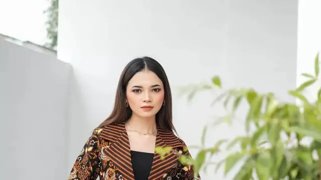 Inspirasi Model Jas Wanita Modern dan Elegan