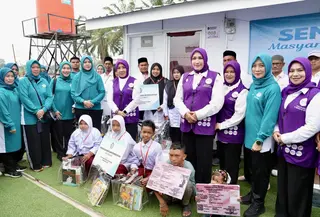 Tri Tito Karnavian salurkan bantuan sosial dan kegiatan senam sehat bersama anak-anak di Huntara Desa Tanjung Dalam Selatan, Kecamatan Langkahan, Kabupaten Aceh Utara, Rabu (29/4/2026)