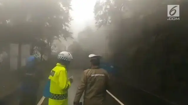 Longsor susulan terjadi di jalan raya Puncak. Petugas langsung melakukan evakuasi dan pembersihan material longsor.