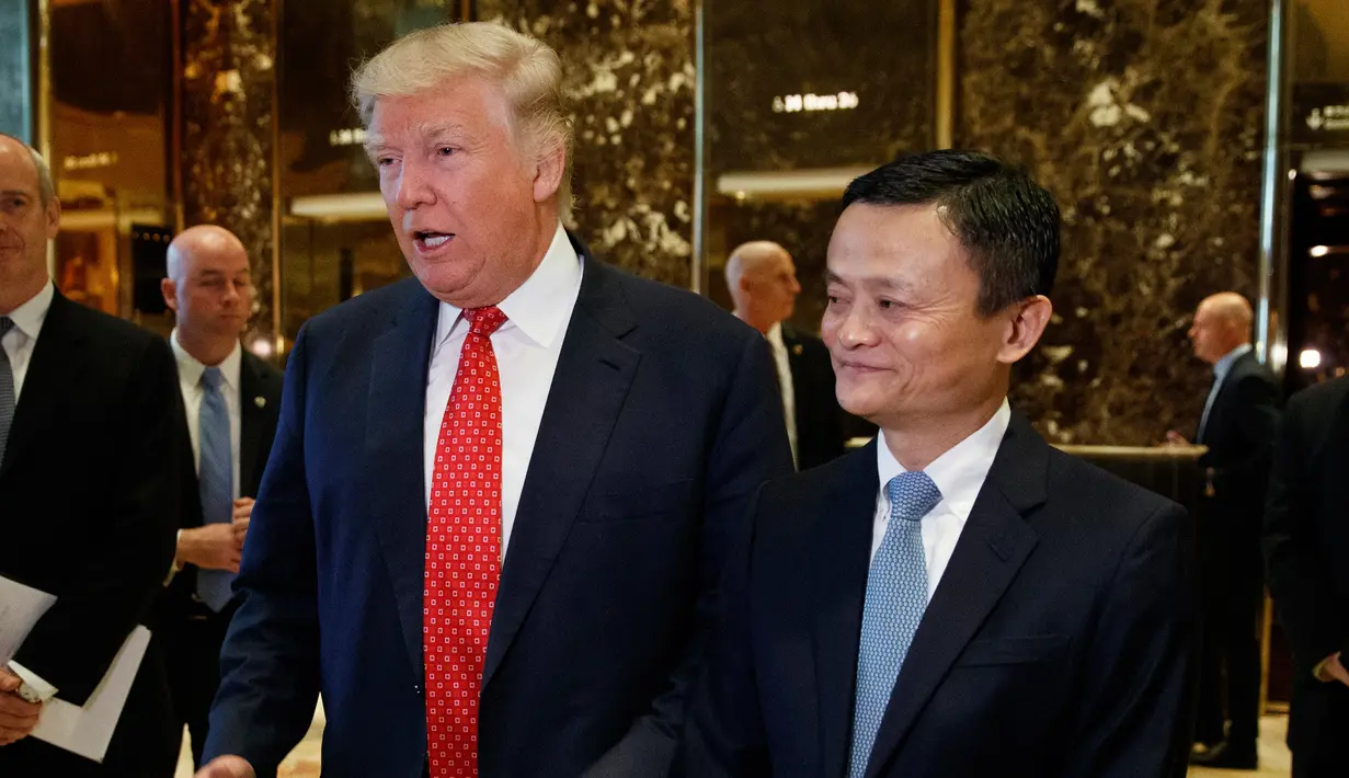 Donald Trump (kiri) dan Jack Ma saat mengadakan pertemuan di Trump Tower, New York, Senin (9/1). Ma meminta izin kepada Trump agar Alibaba dapat ekspansi produknya terutama di kawasan Midwest. (AP Photo/Evan Vucci)