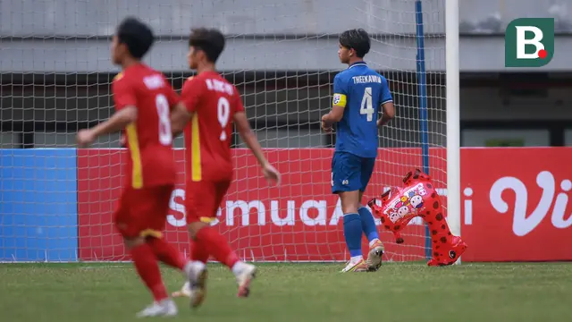 Foto: Bukan Gajah, Momen Balon Jerapah Menyusup ke Laga Vietnam Vs Thailand di Ajang Piala AFF U-19 2022