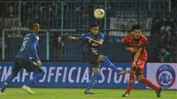 Bek Semen Padang, Syaiful Anwar, mencoba menghalangi tembakan penyerang Arema, Rifaldi bawuoh, saat kedua tim bertanding dalam laga pekan ke-25 Shopee Liga 1 2019 di Stadion Kanjuruhan, Malang, Senin (28/10/2019). Arema menang 1-0 dalam laga itu. (Bola.com/Iwan Setiawan)