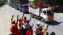 Pendukung partai National League for Democracy (NLD) pimpinan Aung San Suu Kyi menari dan bersorak di truk saat kampanye pemilihan umum bulan depan di Naypyitaw, Myanmar, Rabu (21/10/2020). (AP Photo/Aung Shine Oo)