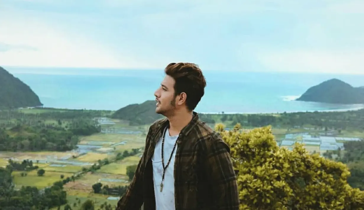 Bukan ke luar negeri, dari foto-foto yang diunggah di akun Instagramnya Ammar memilih Lombok sebagai destinasi liburannya kali ini. Ia terlihat sendirian menikmati pemandangan indah tanpa Ranty Maria di sisinya. (Instagram/ammarzoni)