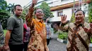 Prabowo dan Mahfud terlihat saling bersalaman dan melambaikan tangan kepada awak media yang memantau dari luar pagar. (Liputan6.com/Faizal Fanani)