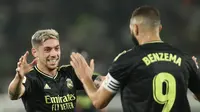 Federico Valverde dari Real Madrid, kiri, merayakan dengan Karim Benzema dari Real Madrid setelah mencetak gol pertama timnya selama pertandingan sepak bola La Liga Spanyol antara Elche dan Real Madrid di Stadion Martinez Valero di Elche, Spanyol, Rabu, 19 Oktober 2022. ( Foto AP/Alberto Saiz)