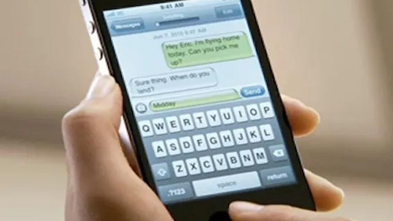 Tentunya, hal ini  sangat berbeda dari beberapa negara lainnya yang menggunakan emoji hati sebagai gesture, atau tanda cinta melalui komunikasi verbal.