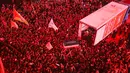 Para pelayat mengikuti prosesi pemakaman mendiang pemimpin tertinggi Iran Ayatollah Ali Khamenei di Makam Imam Hussein di Karbala Iraq, Kamis,  9 Juli 2026. (AFP/ Ahmad Al-Rubaye)