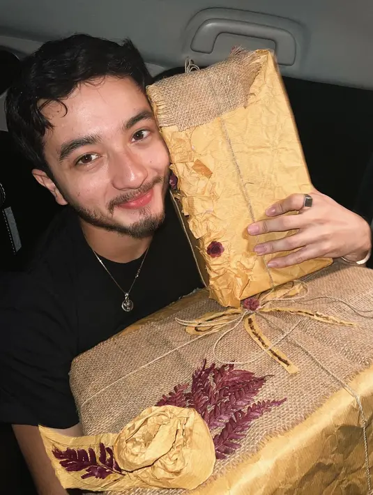 Potret bahagia Bryan dengan kado yang didapatkan pada perayaan ulang tahun ke-23 dari orang-orang tercinta. [Instagram/bryandomani_bd_]