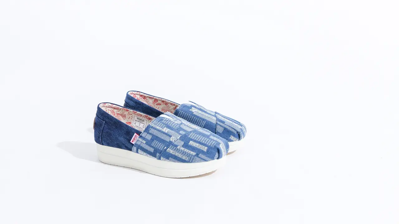 Teknik Menyulam Kain Jepang Diaplikasikan Jadi Motif Sneakers