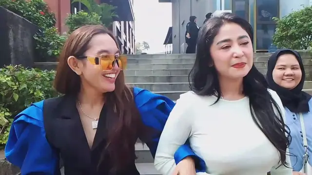 Dewi Perssik di Kawasan Tendean, Jakarta Selatan, Senin (17/7/2023). (Liputan6.com/M. Altaf Jauhar)