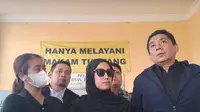 Pengacara Sandy Arifin menjelaskan kliennya, Tamara Tyasmara telah diperiksa penyidik dan dicecar 15 pertanyaan soal anaknya meninggal di kolam renang. (Foto: Dok. YouTube Intens Investigasi)