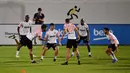 Para pemain Valencia saat mengikuti sesi latihan tim di King Abdullah Sport City di kota pelabuhan Arab Saudi, Jeddah (7/1/2020). Valencia akan bertanding melawan Real Madrid pada semifinal Piala Super Spanyol pada Kamis (9/1/2020) dini hari WIB. (AFP/Giuseppe Cacace)