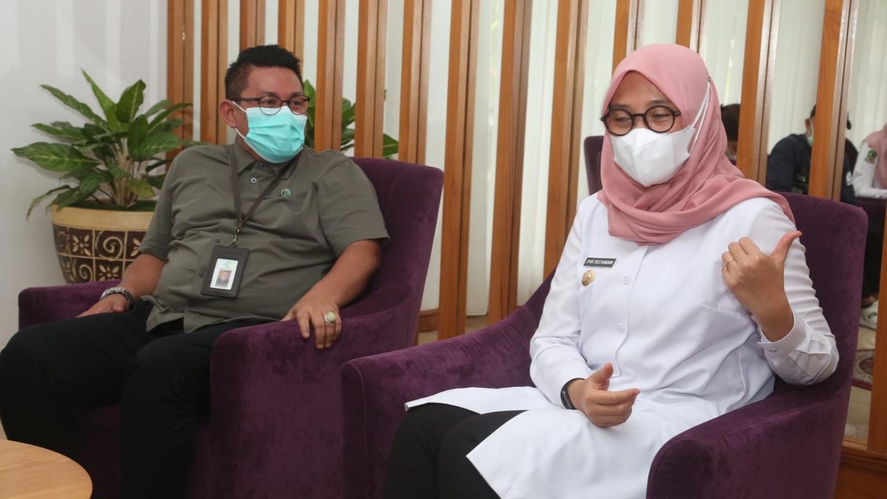 Kepala Balai Besar Teknik Kesehatan Lingkungan dan Pengendalian Penyakit (BBTKLPP) Surabaya  Rosidi Roslan (Kanan) mendengarkan Ppaparan Bupati Banyuwangi Ipuk Fiestiandani (Istimewa)