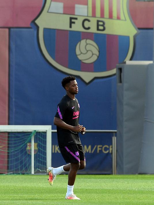 Gelandang Barcelona, Ansu Fati menghadiri sesi latihan di tempat latihan Joan Gamper di Sant Joan Despi, Senin (13/9/2021). Barcelona akan berhadapan dengan Bayern Munchen di Camp Nou pada matchday pertama grup E Liga Champions 2021/2022, Rabu dini hari 15 September 2021. (Josep LAGO/AFP)