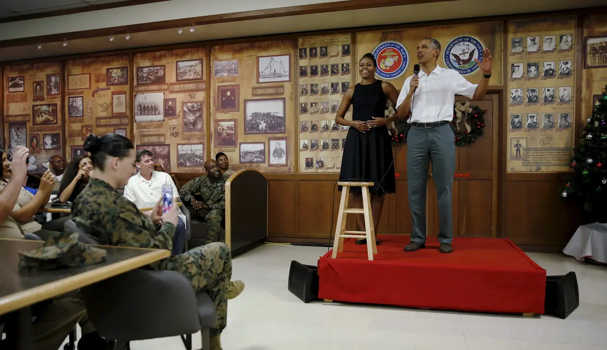 Presiden AS Barack Obama bersama ibu negara Michelle Obama memberikan pidato kepada anggota Marine Corps Base Hawaii saat resepsi Natal di Kaneohe Bay, Hawaii (25/12/2015). (REUTERS/Jonathan Ernst)