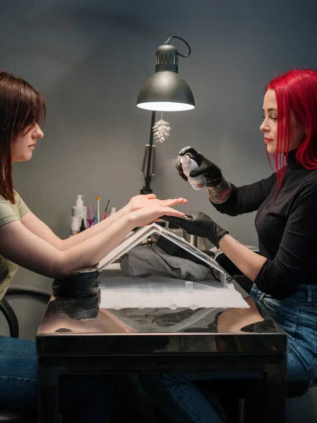 6 Cara Mudah Pasang Kuku Palsu Tanpa Perlu ke Salon