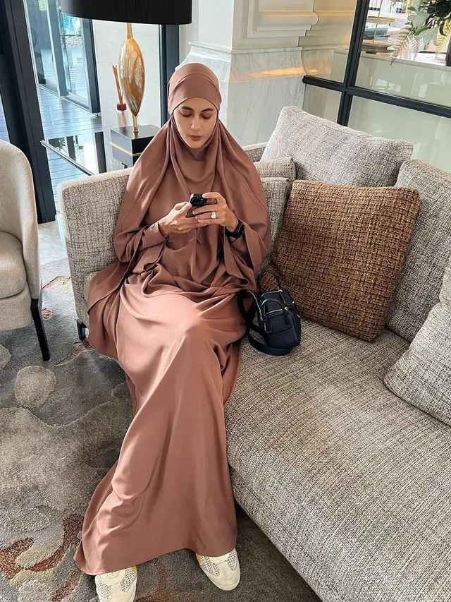 8 Model Gamis Kekinian Paula Verhoeven, Referensi Gaya Anggun Wanita dengan Tinggi di Atas 170 cm