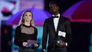 Gelandang MU, Paul Pogba (kanan) dan aktris Inggris Natalie Dormer bersiap memberi penghargaan selama  MTV Europe Music Awards (EMA) 2017 di Wembley Arena di London, Inggris (12/11). (AFP Photo/Ben Stansall)