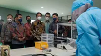 Menteri Kesehatan Republik Indonesia (Menkes RI), Budi G. Sadikin menyimak penjelasan saat hadir dalam peresmian produksi perdana alat kesehatan elektromedika produksi dalam negeri, MindRay, yang di produksi oleh D&V Medika di Kawasan Industri Kendal, Jawa Tengah, Sabtu, 27 Agustus 2022. -Dok: Kemenkes RI