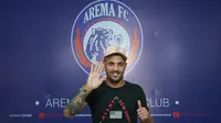 Caio Ruan setelah menjalan swab test di kantor manajemen Arema FC, Senin (28/9/2020). (Bola.com/Iwan Setiawan)