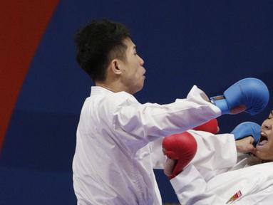 Karateka Indonesia, Rifki Ardiansyah, saat melawan karateka Vietnam, Nguyen Tahnh Duy, pada final kumite -60 kg putra SEA Games 2019 di World Trade Center, Manila, Minggu (8/12). Rifky meraih perak setelah kalah 1-2. (Bola.com/M Iqbal Ichsan)