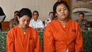 WNA Kasarin Khamkhao dan Sanicha Maneetes dari Thailand dalam konferensi pers penyelundupan narkotika di Kantor Bea Cukai Ngurah Rai, Bali, Senin (21/10/2019). Keduanya ditangkap di terminal kedatangan dengan barang bukti methamphetamine seberat 958 gram pada 13 Oktober 2019. (SONNY TUMBELAKA/AFP)