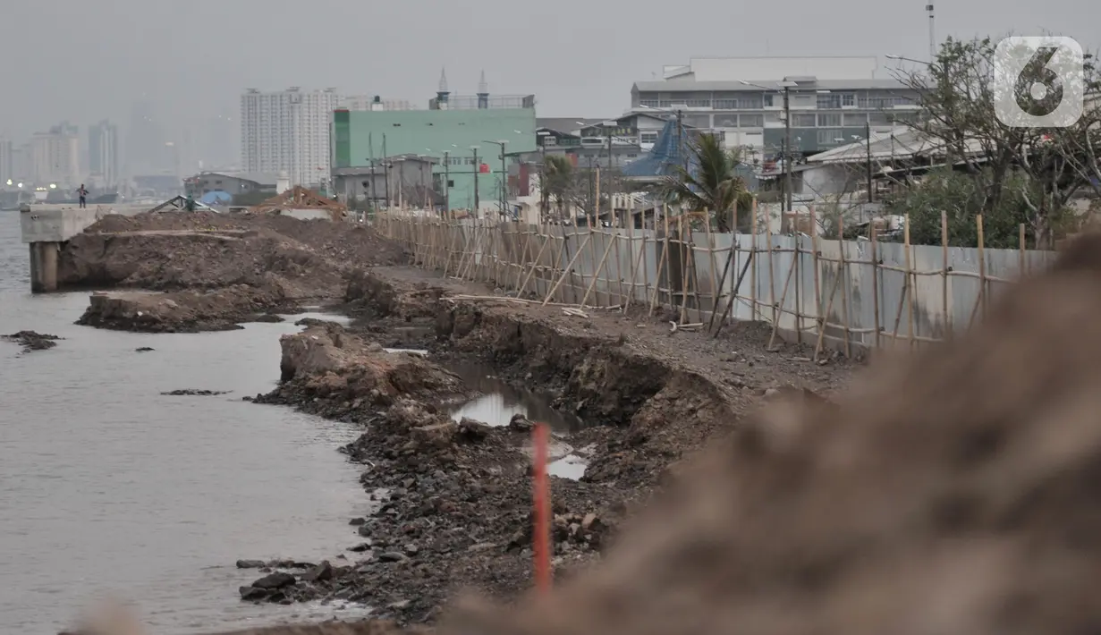 Kondisi tanggul laut National Capital Integrated Coastal Development (NCICD) dan permukaan tanah yang  jebol di Pelabuhan Muara Baru, Jakarta, Rabu (4/12/2019). Tanggul laut yang belum diketahui penyebab jebol itu menimbulkan kekhawatiran warga setempat. (merdeka.com/Iqbal S Nugroho)