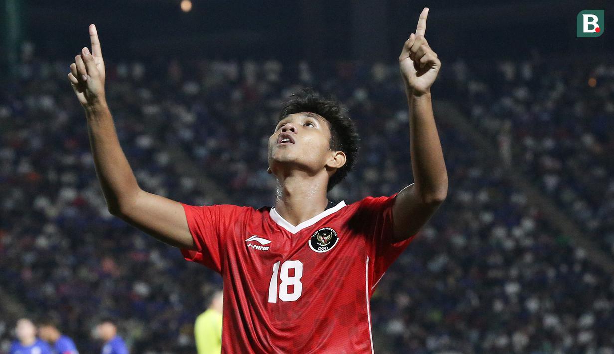 <p>Selebrasi striker Timnas Indonesia U-22, Titan Agung Fawwazi setelah mencetak gol pertama Timnas Indonesia U-22 ke gawang Kamboja pada laga keempat Grup A SEA Games 2023 di Olympic National Stadium, Phnom Penh, Kamboja, Rabu (10/5/2023). (Bola.com/Abdul Aziz)</p>
