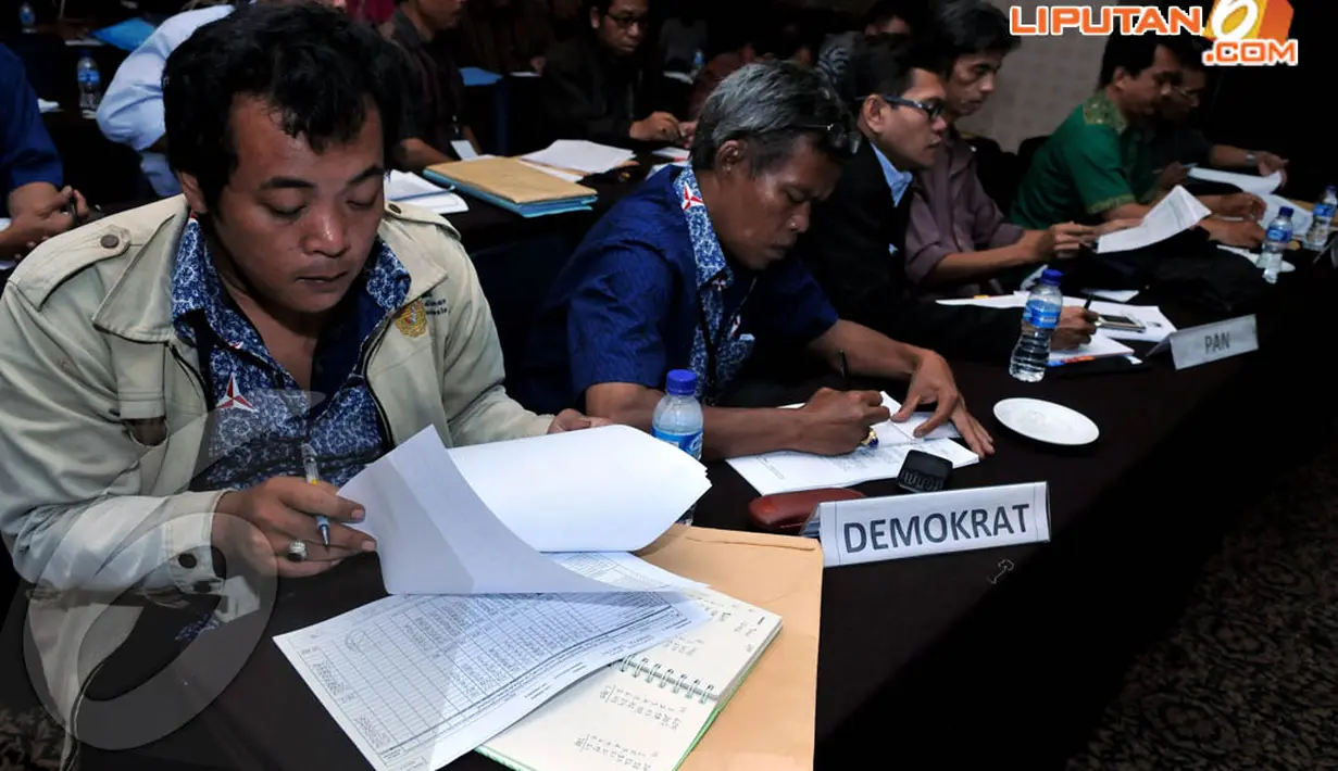 Para saksi memeriksa hasil rekapitulasi suara Pileg tingkat kabupaten/kota di Hotel Maharadja, Senin (21/4/14). (Liputan6.com/Johan Tallo)