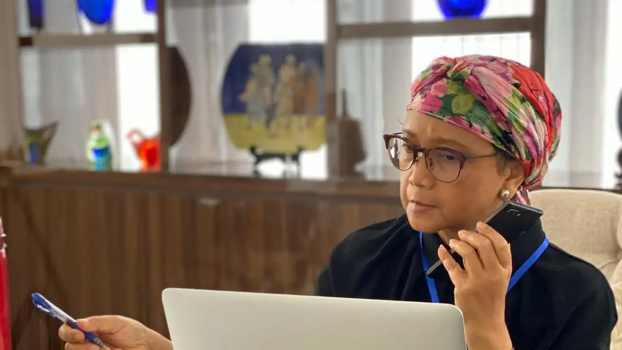 Menlu RI Retno Marsudi melakukan kegiatan bekerja dari rumah di tengah pandemi Virus Corona.