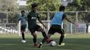 Pemain Timnas Indonesia U-22, Saddil Ramdani, berebut bola saat internal game di Lapangan C, Senayan, Jakarta, Selasa (19/11). Timnas U-22 terus matangkan skema permainan lewat internal game. (Bola.com/Yoppy Renato)