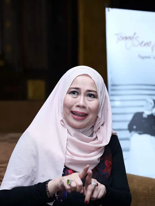 "Dalam berkarya kita berikan saja yang terbaik kepada masyarakat. Karya seni ini fleksibel. Biar masyarakat menikmati dan waktu berjalan," ujar pemilik nama Raden Ayu Dewi Pujiati. (Nurwahyunan/Bintang.com)