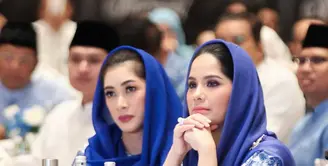 Sebagai kakak dan adik ipar, Annisa Pohan dan Aliyah Rajasa kerap tampil kompak. Terbaru, kedua mantu Presiden ke-6 RI SBY itu tampil kembar dengan busana yang sama persis [@annisayudhoyono]
