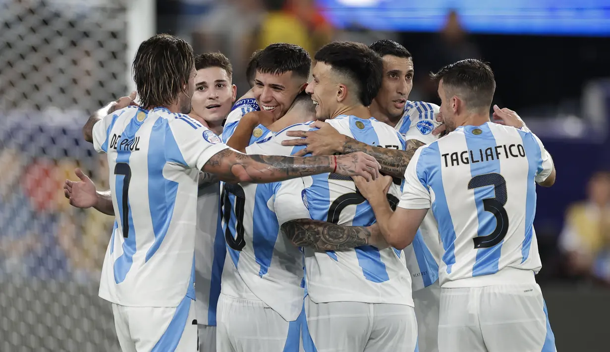 Dua gol Timnas Argentina dicetak oleh Julian Alvarez dan Lionel Messi. (AP Photo/Adam Hunger)