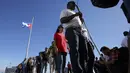 Antrean panjang warga Kuba untuk memberikan penghormatan kepada mendiang Fidel Castro di Lapangan Revolusi di Havana, Kuba, Senin (28/11). (REUTERS / Carlos Barria)
