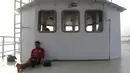 Pemain Mitra Kukar, Saepuloh menikmati perjalanan latihan menggunakan kapal feri menyeberangi Sungai Mahakam menuju Stadion Aji Imbut, Tenggarong, Kaltim, Sabtu (3/10/2015). (Bola.com/Vitalis Yogi Trisna)