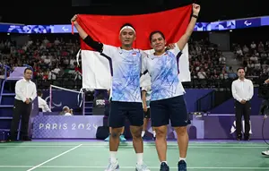 Ganda campuran Indonesia di cabang para-bulutangkis klasifikasi SL3 - SU5, Hikmat Ramdani/Leani Ratri Oktila, menyabet medali emas pada Paralimpiade Paris 2024, Minggu (2/9/2024). (NPC Indonesia)