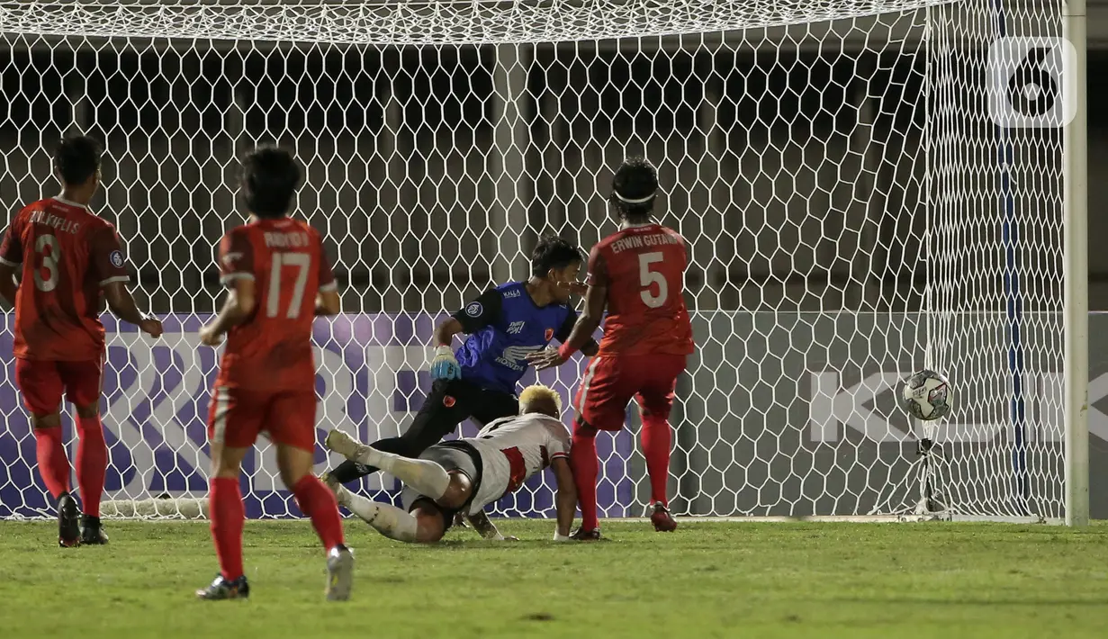 Pemain Madura United, Rafael Feital Da Silva (tengah) bberhasil menjebol gawang PSM Makassar dalam pertandingan BRI Liga 1 2021/2022 antara Madura United melawan PSM Makassar di Stadion Madya, Jakarta, Minggu (12/9/2021). Pertandingan berakhir 1-1. (Bola.com/Ikhwan Yanuar)
