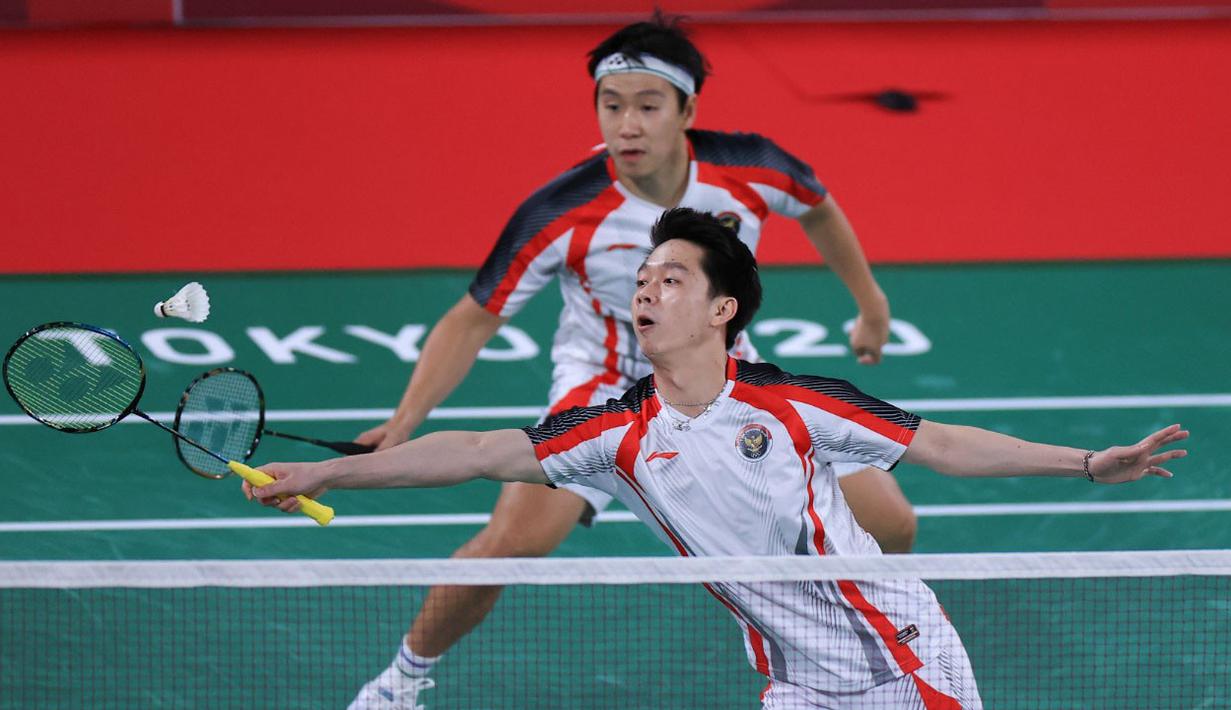 Pasangan Indonesia kewalahan menghadapai pasangan Malaysia hingga Kevin Sanjaya banting raketnya. Akhirnya pasangan peringkat satu dunia ini harus tunduk oleh Chia/Soh dengan skor  21-17. (Foto: Dok. NOC Indonesia)