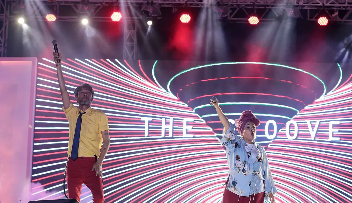 Sejak sore, para penonton sudah memadati arena berlangsungnya konser Meikarta Music Festival di Cikarang, Jawa Barat. Penonton didominasi oleh para remaja. (Deki Prayoga/Bintang.com)