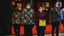 Ketua DPR Puan Maharani (kanan) berjalan dengan Ketua Umum DPP Partai Golkar Airlangga Hartarto sebelum menyampaikan keterangan pers terkait pergantian Wakil Ketua DPR Azis Syamsuddin di Media Center DPR, Jakarta, Rabu (29/9/2021). (Liputan6.com/Johan Tallo)