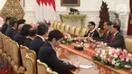 Presiden Joko Widodo (kanan tengah) saat menerima kunjungan ketua beserta anggota parlemen Singapura di Istana Merdeka, Jakarta, Rabu (20/11/2019). Rombongan parlemen Singapura dipimpin oleh Ketua Parlemen Singapura Tan Chuan-Jin. (Liputan6.com/Angga Yuniar)