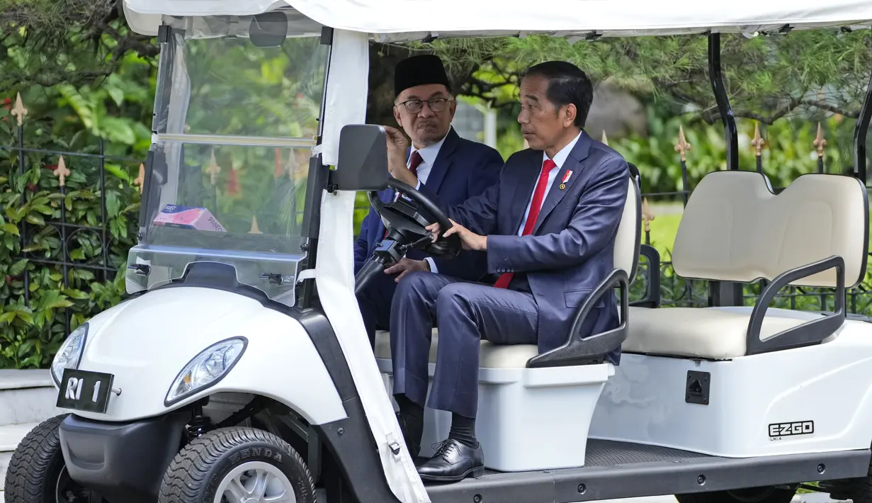 Presiden Joko Widodo atau Jokowi (kanan) bersama Perdana Menteri Malaysia Anwar Ibrahim berkeliling Kebun Raya Bogor dengan mobil golf di Istana Kepresidenan Bogor, Jawa Barat, Senin (9/1/2023). Presiden Jokowi menerima kunjungan kenegaraan Perdana Menteri Malaysia Anwar Ibrahim di Istana Bogor. (AP Photo/Achmad Ibrahim)