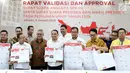 Ketua KPU RI, Arief Budiman (ketiga kiri) bersama perwakilan partai politik usaipenandatangan persetujuan surat suara pemilihan Presiden dan Wakil Presiden serta anggota DPR RI pemilu 2019 di Jakarta, Jumat (4/1). (Liputan6.com/Helmi Fithriansyah)