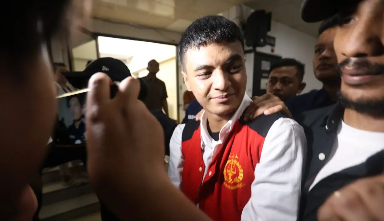 Vadel Badjideh divonis hukuman sembilan tahun penjara dan denda Rp 1 miliar subsider tiga bulan kurungan. Vonis ini lebih rendah dari tuntutan Jaksa Penuntut Umum (JPU). Sebelumnya, JPU menuntut Vadel Badjideh dengan hukuman 12 tahun dan denda Rp 1 miliar subsider enam bulan kurungan. (Kapanlagi.com/Budy Santoso)