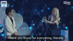 Keakraban Rose Blackpink dan Bruno Mars di MAMA Awards 2024. (Foto: Doc MAMA Awards 2024 via X)