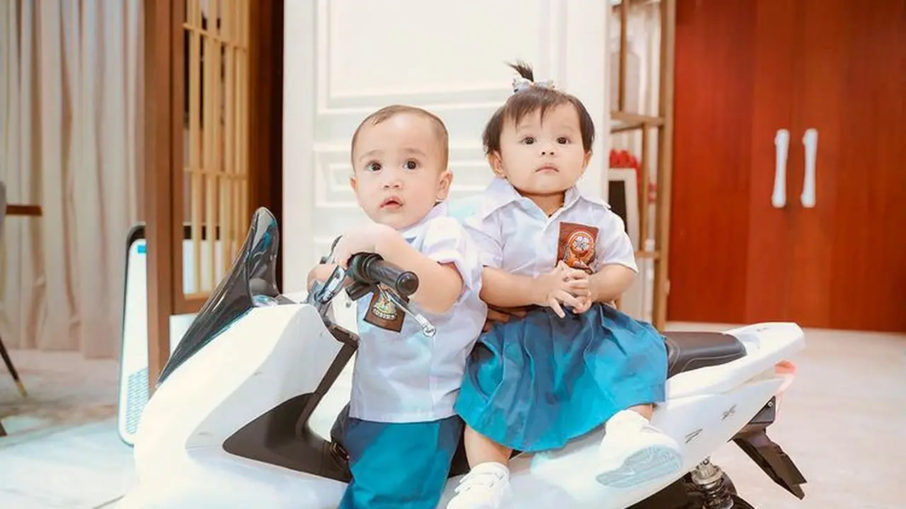 Rayyanza dan Ameena dalam balutan baju Sekolah Menengah Atas. (Foto: Instagram/raffinagita1717)