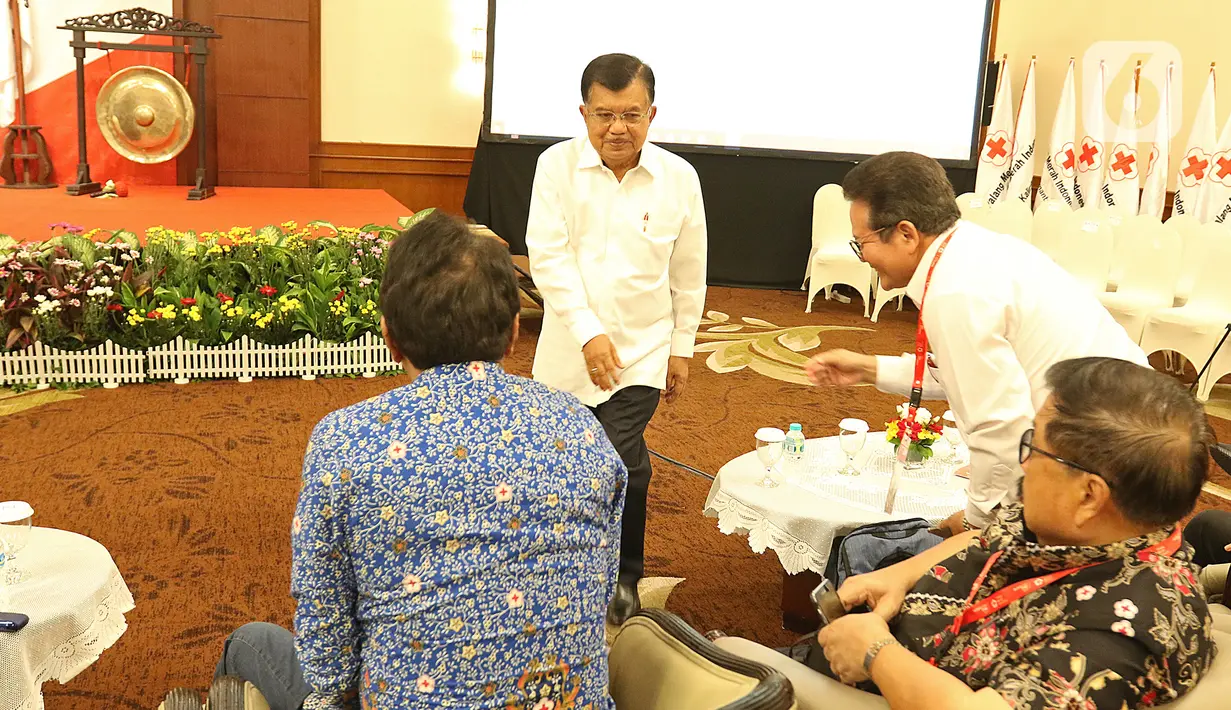 Mantan Wakil Presiden, yang juga Ketua Umum Palang Merah Indonesia (PMI) Jusuf Kalla menghadiri Musyawarah Nasional XXI PMI, di Jakarta, Selasa (17/12/2019). Jusuf Kalla kembali terpilih secara aklamasi menjadi ketua umum PMI ketiga kalinya untuk periode 2019-2024. (Liputan6.com/Herman Zakharia)