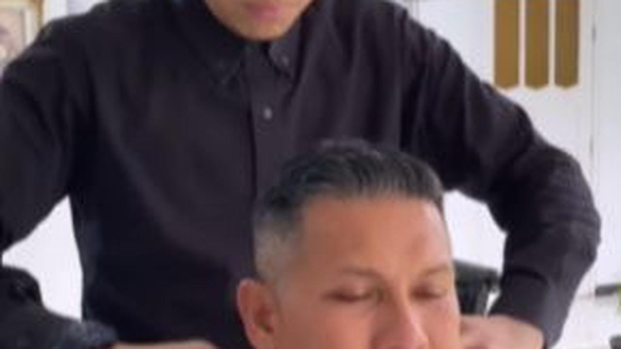 Pangkat di Kerah Baju Dilipat karena Harus Pakai Kain Sarung Cukur, Begini Momen Kombes Budi saat Potong Rambut